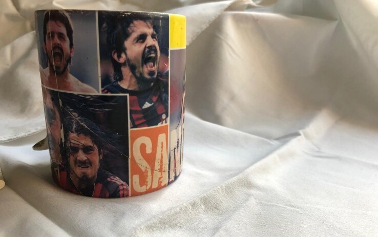 La tazza rotta (e poi incollata) con le immagini di Rino Gattuso
