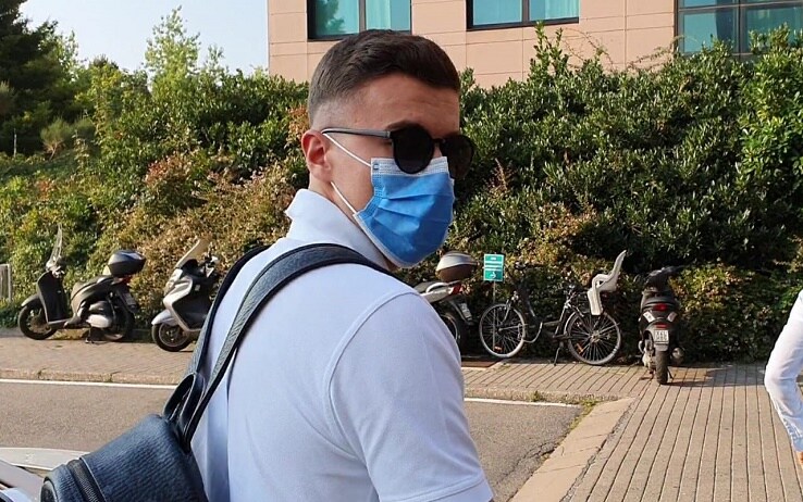 Darian Males all'arrivo all'Humanitas per le visite mediche
