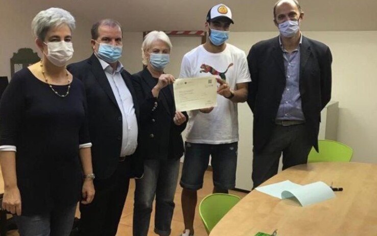 Suarez riceve il il certificato linguistico di conoscenza della lingua italiana di livello B1 dopo aver superato l'esame
