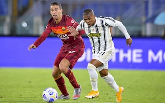 Foto Fabio Rossi/AS Roma/LaPresse
27/09/2020 Roma (Italia)
Sport Calcio
Roma-Juventus
Campionato Italiano Serie A TIM 2020/2021 - Stadio Olimpico
Nella foto: Leonardo Spinazzola, Douglas Costa

Photo Fabio Rossi/AS Roma/LaPresse
27/09/2020 Rome (Italy)
Sport Soccer
Roma-Juventus
Italian Football Championship League Serie A Tim 2020/2021 - Olimpic Stadium
In the pic: eonardo Spinazzola, Douglas Costa