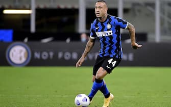 MILAN, ITALY - SEPTEMBER 26: Radja Nainggolan of FC Internazionale  during the Italian Serie A   match between Internazionale v Fiorentina at the San Siro on September 26, 2020 in Milan Italy (Photo by Mattia Ozbot/Soccrates/Getty Images)