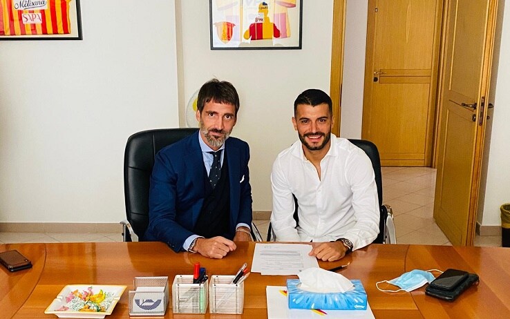La firma di Iago Falque con il Benevento