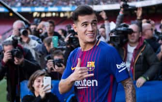 epa06425099 Brazilian midfielder Philippe Coutinho poses for  photographers during his presentation as new FC Barcelona's player at Camp Nou Stadum in Barcelona, Catalonia, Spain, 08 January 2018. Former Liverpool player signs his new contract until 2023 and is now Barcelona's most expensive player ever.  EPA/Alejandro Garcia