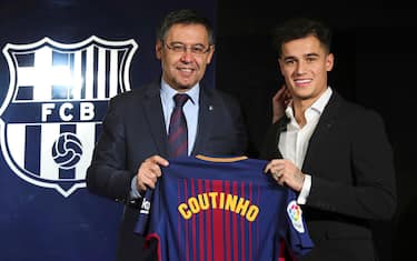 epa06425082 Brazilian midfielder Philippe Coutinho (R), with FC Barcelona's President Jordi Bartomeu (L), pose for photographers during his presentation as new FC Barcelona's player in Barcelona, Catalonia, Spain, 08 January 2018. Former Liverpool player signs his new contract until 2023 and is now Barcelona's most expensive player ever.  EPA/Alejandro Garcia