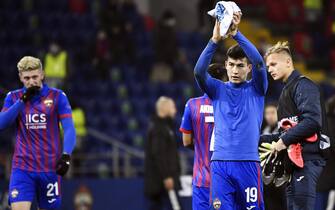 epa08784444 Baktiyar Zaynutdinov (2-R) of CSKA Moscow applauds fans after the UEFA Europa League group K soccer match between CSKA Moscow and Dinamo Zagreb in Moscow, Russia, 29 October 2020.  EPA/Alexander Nemenov / POOL