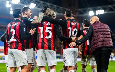 Milan’s Spanish forward Samu Castillejo (center) celebrates with his team-mates and Italian coach Stefano Pioli after scoring a goal during the Italian Serie A soccer match Uc Sampdoria vs Ac Milan at Luigi Ferraris stadium in Genoa, Italy, 6 December 2020
ANSA/SIMONE ARVEDA