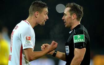 epa05771411 Leipzig's Stefan Ilsanker (L) argues with referee Tobias Stieler during the German Bundesliga soccer match between Borussia Dortmund and RB Leipzig in Dortmund, Germany, 04 February 2017.  EPA/SASCHA STEINBACH EMBARGO CONDITIONS - ATTENTION: Due to the accreditation guidelines, the DFL only permits the publication and utilisation of up to 15 pictures per match on the internet and in online media during the match.