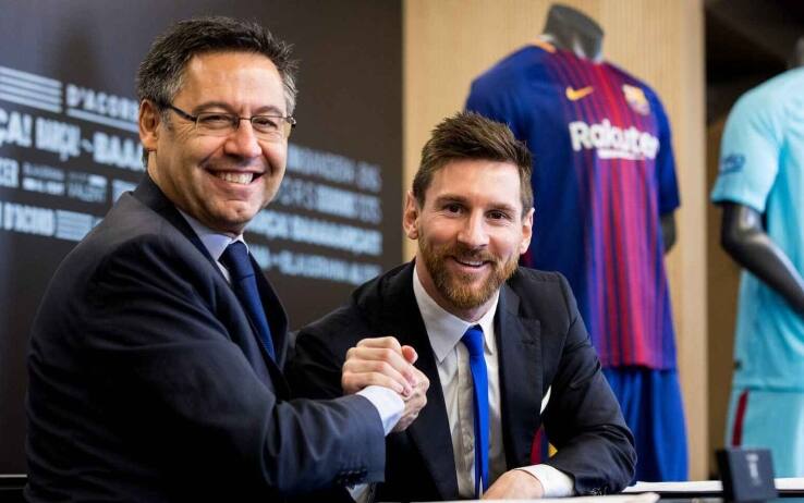 Bartomeu e Messi in occasione del rinnovo di contratto del 2017