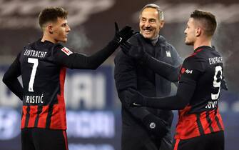 epa08944602 Frankfurt's Luka Jovic (R) celebrates with his coach Adi Huetter (C) and teammate Ajdin Hrustic (L) after the German Bundesliga soccer match between Eintracht Frankfurt and FC Schalke 04 in Frankfurt, Germany, 17 January 2021.  EPA/RONALD WITTEK / POOL CONDITIONS - ATTENTION: The DFL regulations prohibit any use of photographs as image sequences and/or quasi-video.