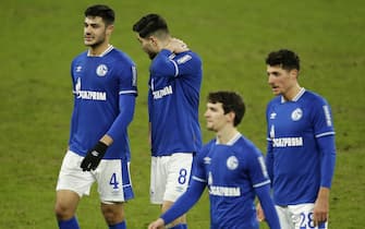 epa08962574 Schalke players react during the German Bundesliga soccer match between FC Schalke 04 and FC Bayern Munich in Gelsenkirchen, Germany, 24 January 2021.  EPA/LEON KUEGELER / POOL DFL regulations prohibit any use of photographs as image sequences and/or quasi-video.