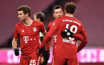 epa08917448 Bayern's Robert Lewandowski (C) celebrates scoring the fourth goal with Bayern's Leon Goretzka (R) and Bayern's Thomas Mueller (L) during the German Bundesliga soccer match between FC Bayern Muenchen and 1. FSV Mainz 05 at Allianz Arena in Munich, Germany, 03 January 2021.  EPA/LUKAS BARTH-TUTTAS / POOL CONDITIONS - ATTENTION: The DFL regulations prohibit any use of photographs as image sequences and/or quasi-video.