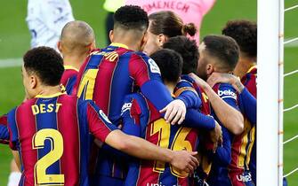 epa08894076 FC Barcelona's striker Leo Messi (3-R) celebrates with teammates after scoring the 1-1 goal during the Spanish LaLiga soccer match between FC Barcelona and Valencia CF held at Camp Nou Stadium in Barcelona, Spain, 19 December 2020.  EPA/Enric Fontcuberta