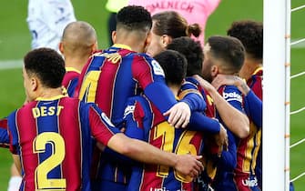 epa08894076 FC Barcelona's striker Leo Messi (3-R) celebrates with teammates after scoring the 1-1 goal during the Spanish LaLiga soccer match between FC Barcelona and Valencia CF held at Camp Nou Stadium in Barcelona, Spain, 19 December 2020.  EPA/Enric Fontcuberta