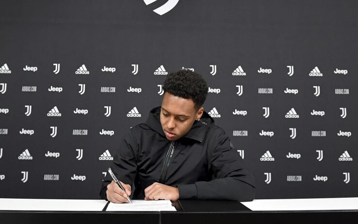La firma di Aké con la Juventus