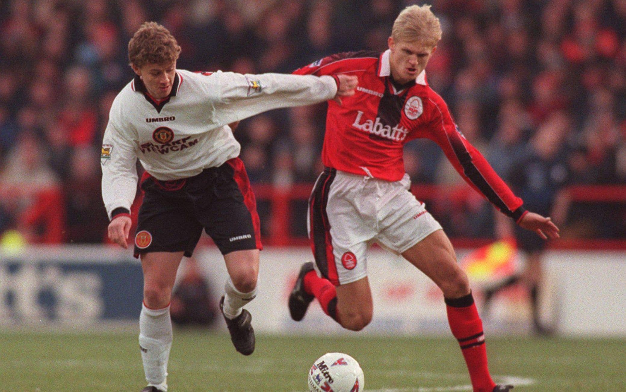 Solskjaer e Haaland insieme, ma è il papà di Erling: Alf-Inge (a destra). Qui i due in un Nottingham Forest-Manchester United del 1996