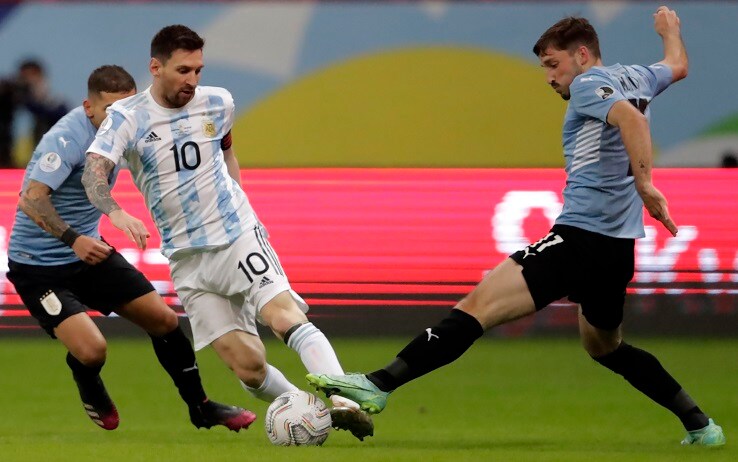 Matias Viña marca Leo Messi in Argentina-Uruguay, partita della Copa America 2021