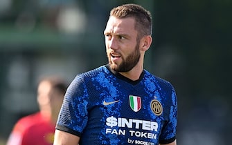 COMO, ITALY - JULY 28: Stefan De Vrij of FC Internazionale looks on during the pre-season friendly match between FC Internazionale and FC Crotone at the club's training ground Suning Training Center at Appiano Gentile on July 28, 2021 in Como, Italy. (Photo by Mattia Ozbot - Inter/Inter via Getty Images)
