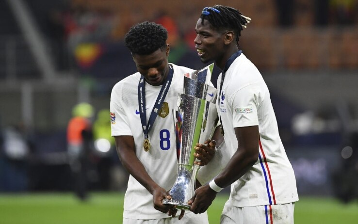Tchouameni e Pogba mostrano alle telecamere la Nations League vinta contro la Spagna