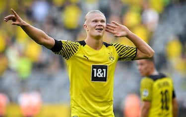 epa09413941 Dortmund's Erling Haaland celebrates after scoring the 3-1 lead during the German Bundesliga soccer match between Borussia Dortmund and Eintracht Frankfurt in Dortmund, Germany, 13 August 2021.  EPA/SASCHA STEINBACH CONDITIONS - ATTENTION: The DFL regulations prohibit any use of photographs as image sequences and/or quasi-video.