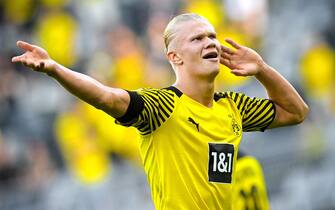 epa09413959 Dortmund's Erling Haaland celebrates after scoring the 3-1 lead during the German Bundesliga soccer match between Borussia Dortmund and Eintracht Frankfurt in Dortmund, Germany, 14 August 2021. EPA/SASCHA STEINBACH CONDITIONS - ATTENTION: The DFL regulations prohibit any use of photographs as image sequences and/or quasi-video.