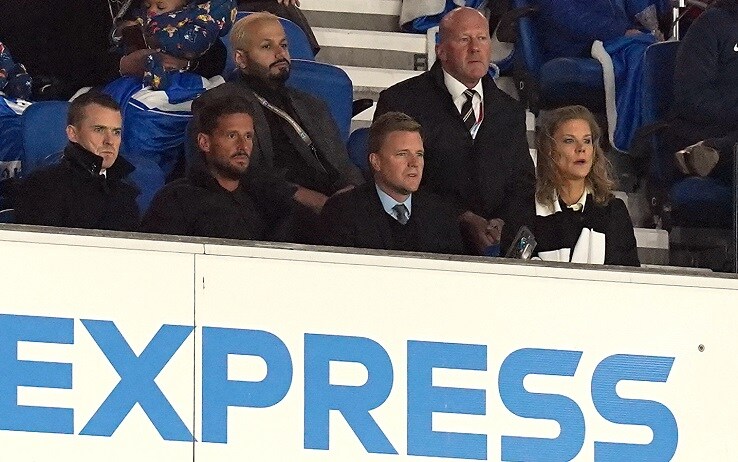 Eddie Howe assiste con i dirigenti del Newcastle al pareggio contro il Brighton