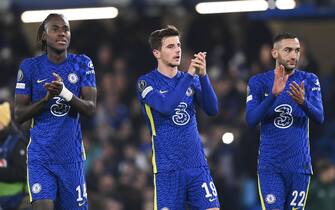 epa09599831 Mason Mount (C) ,Trevoh Chalobah (L) and Hakim Ziyech (R) of Chelsea celebrate after winning the UEFA Champions League group H soccer match between Chelsea FC and Juventus FC in London, Britain, 23 November 2021.  EPA/Facundo Arrizabalaga