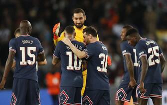 epa09494475 Paris Saint Germain's Danilo Pereira (L), Neymar Jr (2-L), Gianluigi Donnarumma (C), Lionel Messi (3-R) and teammates celebrate winning the UEFA Champions League group A soccer match between PSG and Manchester City at the Parc des Princes stadium in Paris, France, 28 September 2021.  EPA/IAN LANGSDON