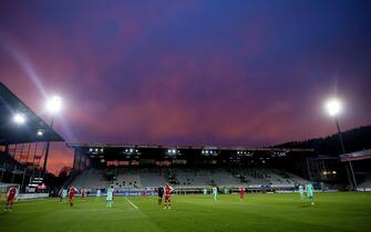 epa08864170 A general view as the sun sets during the German Bundesliga soccer match between SC Freiburg and Borussia Moenchengladbach at Schwarzwald-Stadion in Freiburg, Germany, 05 December 2020.  EPA/RONALD WITTEK / POOL CONDITIONS - ATTENTION: The DFL regulations prohibit any use of photographs as image sequences and/or quasi-video.
