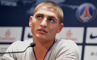 epa03309955 Italian midfielder Marco Verratti, newly signed player of French Ligue 1 soccer club Paris Saint-Germain, speaks during a press conference in Paris, France, 18 July 2012.  EPA/CHRISTOPHE KARABA