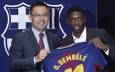 epa06168448 Barcelona's FC new player, French Ousmane Dembele, poses with President Josep Maria Bartomeu (L), during his presentation at Camp Nou stadium in Barcelona, Spain, 28 August 2017. Dembele, from Borussia Dortmund, signed a 105-million euro contract for next five seasons.  EPA/ANDREU DALMAU