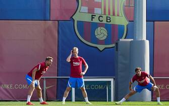 SPAIN SOCCER LA LIGA epa09487009 FC Barcelona players (L-R) Luuk de Jong, Frenkie de Jong, and Sergi Roberto attend their team's training session at Sant Joan Despi in Barcelona, Spain, 25 September 2021. FC Barcelona will face Levante UD in their Spanish La Liga soccer match on 26 September 2021. EPA/Quique Garcia