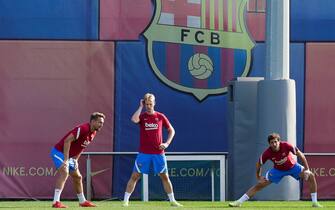 epa09487009 FC Barcelona players (L-R) Luuk de Jong, Frenkie de Jong, and Sergi Roberto attend their team's training session at Sant Joan Despi in Barcelona, Spain, 25 September 2021. FC Barcelona will face Levante UD in their Spanish La Liga soccer match on 26 September 2021.  EPA/Quique Garcia