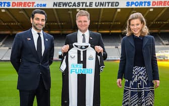 NEWCASTLE UPON TYNE, ENGLAND - NOVEMBER 10: Newcastle United Head Coach Eddie Howe poses for a photograph 
holding a home shirt with Chief Executive Officer of PCP Capital Partners Amanda Staveley (R) and Mehrdad Ghodoussi (L) during a photocall at his first Press Conference as Head Coach at St. James Park on November 10, 2021 in Newcastle upon Tyne, England. (Photo by Serena Taylor/Newcastle United via Getty Images)