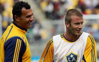 WELLINGTON, NEW ZEALAND - NOVEMBER 30:  (L-R) LA Galaxy coach Ruud Gullit of the Galaxy shares a laugh with David Beckham of the LA Galaxy during an LA Galaxy training session at the Westpac Stadium on November 30, 2007 in Wellington, New Zealand.  (Photo by Hannah Peters/Getty Images)