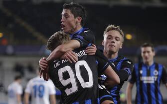epa08857927 Brugge's Charles De Ketelaere (front) celebrates with teammates after scoring the 1-0 lead during the UEFA Champions League group F soccer match between Club Brugge and Zenit St. Petersburg in Bruges, Belgium, 02 December 2020.  EPA/STEPHANIE LECOCQ