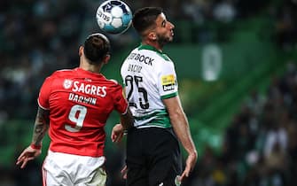 epa09895199 Sporting's Goncalo Inacio (R) in action against Benfica's Darwin Nunez (L) during the Portuguese First League soccer match, between Sporting and Benfica, held on Alvalade stadium in Lisbon, Portugal, 17 April 2022.  EPA/RODRIGO ANTUNES