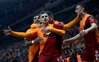 epa09596091 Galatasaray's Kerem Akturkoglu (C) celebrates with teammates after scoring the 1-0 lead during the Turkish Super League derby soccer match between Galatasaray and ?Fenerbahce in Istanbul, Turkey, 21 November 2021.  EPA/SEDAT SUNA