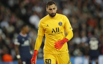 epa09494313 Paris Saint Germain's goalkeeper Gianluigi Donnarumma in action during the UEFA Champions League group A soccer match between PSG and Manchester City at the Parc des Princes stadium in Paris, France, 28 September 2021.  EPA/YOAN VALAT