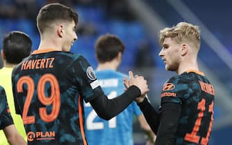 epa09630181 Chelsea's Timo Werner (R) celebrates with teammate Kai Havertz after scoring the 3-2 lead during the UEFA Champions League group H soccer match between Zenit St. Petersburg and Chelsea FC at the Gazprom arena in St. Petersburg, Russia, 08 December 2021.  EPA/Anatoly Maltsev