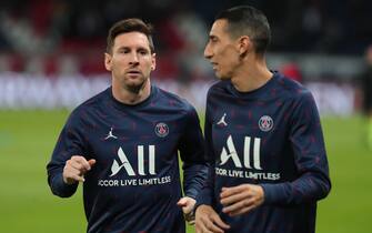 epa09552804 Paris Saint-Germain players Lionel Messi (L) and Angel Di Maria (R) warm up for the French Ligue 1 soccer match between Paris Saint-Germain (PSG) and Lille OSC (LOSC) in Paris, France, 29 October 2021.  EPA/YOAN VALAT