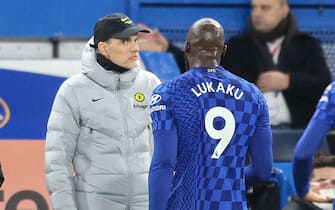 LONDON, ENGLAND - DECEMBER 29: Head Coach Thomas Tuchel has words with Romelu Lukaku during the Premier League match between Chelsea  and  Brighton & Hove Albion at Stamford Bridge on December 29, 2021 in London, England. (Photo by Robin Jones/Getty Images)