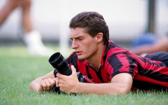 ©ravezzani/lapresse
archivio storico
sport
calcio
anni '80
Daniele Massaro
nella foto: il calciatore del Milan Daniele Massaro in veste di fotografo