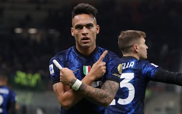 MILAN, ITALY - MARCH 04: Lautaro Martinez of FC Internazionale celebrates after scoring to complete his hat-trick and give the side a 3-0 lead during the Serie A match between FC Internazionale and US Salernitana at Stadio Giuseppe Meazza on March 04, 2022 in Milan, Italy. (Photo by Jonathan Moscrop/Getty Images)