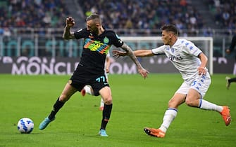 MILAN, ITALY - MAY 06: Marcelo Brozovic of FC Internazionale competes for the ball with Kristjan Asllani of Empoli FC during the Serie A match between FC Internazionale and Empoli FC at Stadio Giuseppe Meazza on May 06, 2022 in Milan, Italy. (Photo by Mattia Ozbot - Inter/Inter via Getty Images)