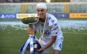 SASSUOLO, ITALY - JUNE 30: Kristian Asllani of Empoli U19 celebrates the victory with the trophy during the Primavera 1 TIM Playoffs Final match between Atalanta BC U19 and Empoli U19 at Enzo Ricci Stadium on June 30, 2021 in Sassuolo, Italy. (Photo by Alessandro Sabattini/Getty Images)