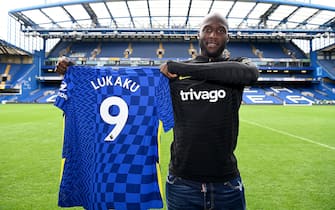 LONDON, ENGLAND - AUGUST 18:  Romelu Lukaku of Chelsea holds his number 9 shirt after a training session at Stamford Bridge on August 18, 2021 in London, England. (Photo by Darren Walsh/Chelsea FC via Getty Images)