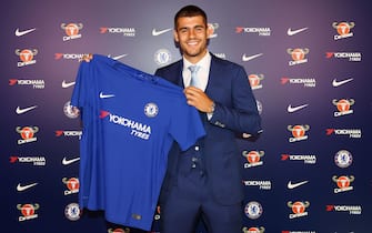 COBHAM, ENGLAND - JULY 21:  (MINIMUM FEES APPLY - MINIMUM PRINT/BROADCAST FEE OF 150 GBP, ONLINE FEE OF 75 GBP, OR LOCAL EQUIVALENT) (EXCLUSIVE COVERAGE)  New Signing Alvaro Morata poses at Chelsea Training Ground on July 21, 2017 in Cobham, England.  (Photo by Chelsea Football Club/Chelsea FC via Getty Images)