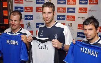 LONDON, UNITED KINGDOM:  Three of Chelsea football club's new signings, (fromL) Dutch winger Arjen Robben, Czech goalkeeper Petr Cech and Serbian striker Mateja Kezman pose with their new jersey at a press conference in London 20 July 2004.   AFP PHOTO / Martyn HAYHOW    (Photo credit should read MARTYN HAYHOW/AFP via Getty Images)