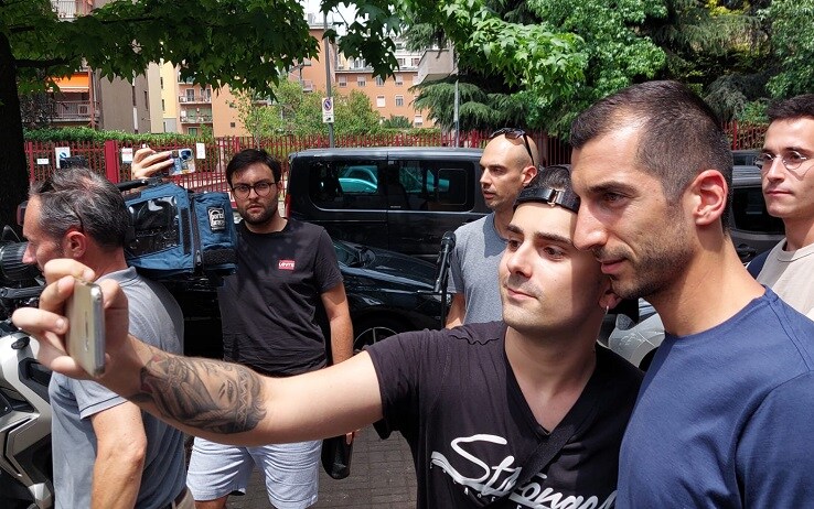 Mkhitaryan si concede dei selfie con i tifosi dell'Inter