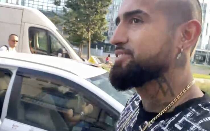 Vidal all'uscita dalla sede dell'Inter dopo aver firmato la risoluzione